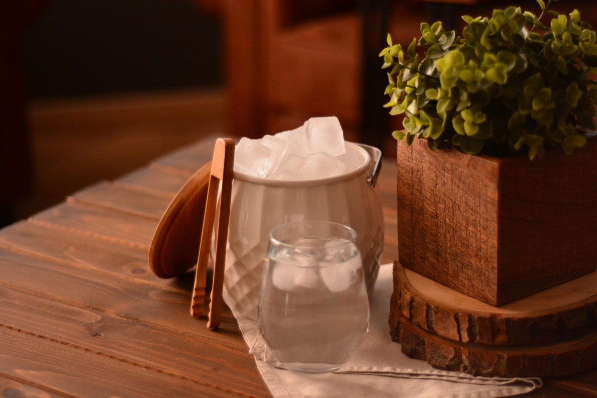 Porcelain Ice Bucket With Tongs And Bamboo Cover Porcelain Ice Bucket With Tongs And Bamboo Cover